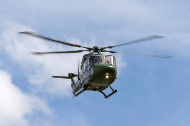 RAF Waddington, Hughnshire, İngiltere - 5 Temmuz 2014: Westland Lynx AH.7 Helicopter XZ184 İngiliz Ordusu Hava Kuvvetleri parçalı bulutlu bir gökyüzüne karşı uçuyor. 
