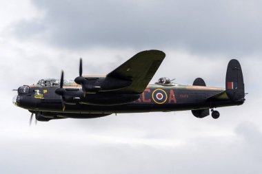 RAF Waddington, the UK - 5 Temmuz 2014: Royal Air Force (RAF) Battle of Britain Memorial Flight Avro Lancaster bombardıman uçağı PA474. 