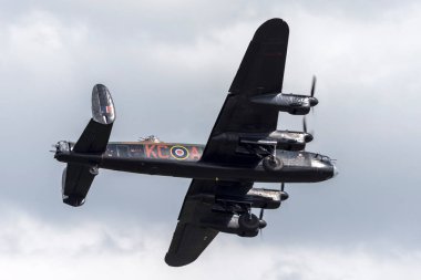 RAF Waddington, the UK - 5 Temmuz 2014: Royal Air Force (RAF) Battle of Britain Memorial Flight Avro Lancaster bombardıman uçağı PA474. 