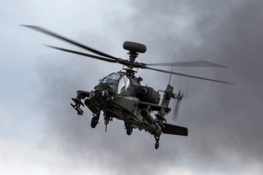 RAF Waddington, Hughnshire, İngiltere - 6 Temmuz 2014: AgustaWestland WAH-64D AH1 saldırı helikopteri İngiliz Hava Kuvvetleri 'nden ZJ 172. 