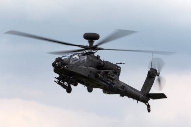 RAF Waddington, Hughnshire, İngiltere - 6 Temmuz 2014: AgustaWestland WAH-64D AH1 saldırı helikopteri İngiliz Hava Kuvvetleri 'nden ZJ 172. 