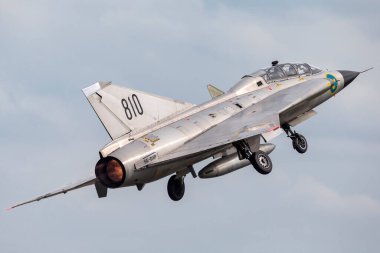 RAF Waddington, Hughnshire, İngiltere - 6 Temmuz 2014: İsveç Hava Kuvvetleri Tarihi Uçuş Saab Sk35C Draken SE-DXP.
