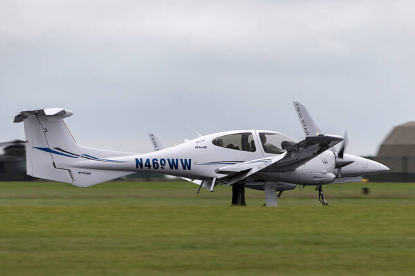 RAF Уоддингтон, Линкольншир, Великобритания - 7 июля 2014 года: Diamond DA-42 Twin Star самолет N469WW
. 