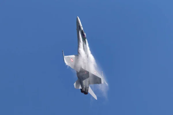 RAF Waddington, Hughnshire, İngiltere - 7 Temmuz 2014: İsviçre Hava Kuvvetleri McDonnell Douglas F / A-18C Hornet Fighter uçağı J-5005 RAF Waddington 'da uçuş sırasında. 