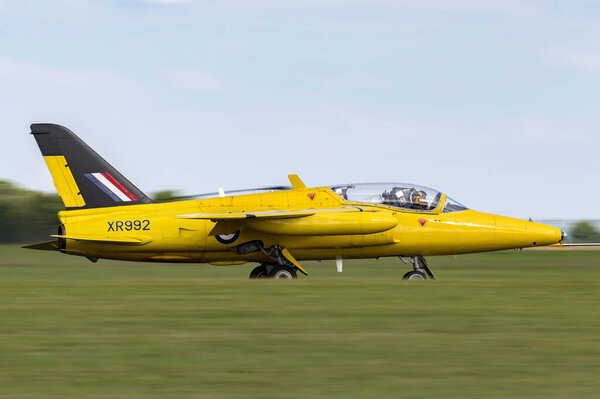 RAF Уоддингтон, Линкольншир, Великобритания - 7 июля 2014 года: Бывший Королевский военно-воздушный флот (RAF) 1950-х годов Фолланд Мбаппе на реактивном учебно-тренировочном самолете T Mk.1 G-MOUR в ярко-желтом цвете команды "Желтые жилеты"
. 