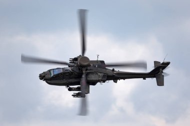 RAF Waddington, Hughnshire, İngiltere - 6 Temmuz 2014: AgustaWestland WAH-64D AH1 saldırı helikopteri İngiliz Hava Kuvvetleri 'nden ZJ 172. 