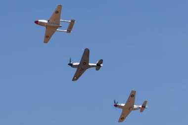 Temora, Avustralya - 2 Kasım 2013: De Havilland Vampire jet uçağı, Curtiss P-40F ve Commonwealth Aircraft Corporation CA-18 Mustang.