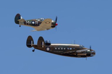 Temora, Avustralya - 2 Kasım 2013: Lockheed Hudson çift motorlu hafif bombardıman uçağı ve Commonwealth Aircraft Corporation Boomerang savaş uçağı ile birlikte uçan kıyı keşif uçağı.