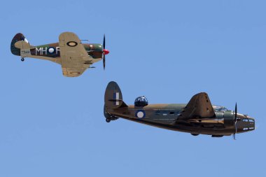 Temora, Avustralya - 2 Kasım 2013: Lockheed Hudson çift motorlu hafif bombardıman uçağı ve Commonwealth Aircraft Corporation Boomerang savaş uçağı ile birlikte uçan kıyı keşif uçağı.