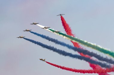 Payerne, İsviçre - 6 Eylül 2014: Birleşik Arap Emirlikleri Hava Kuvvetleri 'nden Al Fursan Aerobatik takımı Aermacchi MB-339 jet eğitim uçağı.