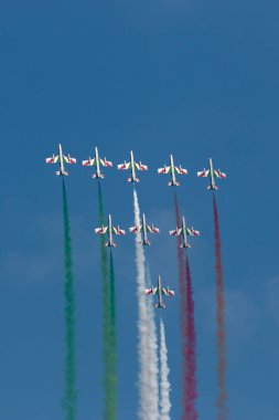 Payerne, İsviçre - 7 Eylül 2014: İtalyan Hava Kuvvetleri 'nin (Aermacchi MB-339PAN) Frecce Tricolori formasyon ekibi.