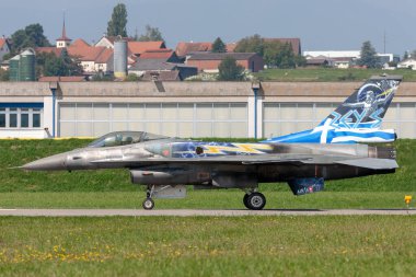 Payerne, İsviçre - 5 Eylül 2014: Yunan Hava Kuvvetleri (Hellenic Air Force) Lockheed Martin F-16 Zeus gösteri ekibinden Falcon avcı uçağı.