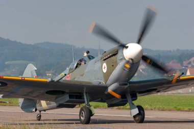 Payerne, İsviçre - 6 Eylül 2014: Supermarine Spitfire Mk.8. Dünya Savaşı savaş uçağı D-FEUR.