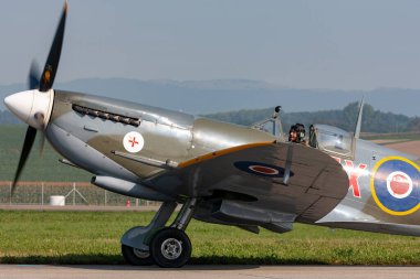 Payerne, İsviçre - 6 Eylül 2014: Supermarine Spitfire Mk.8. Dünya Savaşı savaş uçağı D-FEUR.