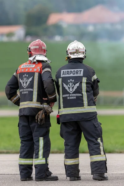 Payerne Switzerland August 2014 Geneva Airport Firefighters Standing Airport Tarmac — Stock Photo, Image