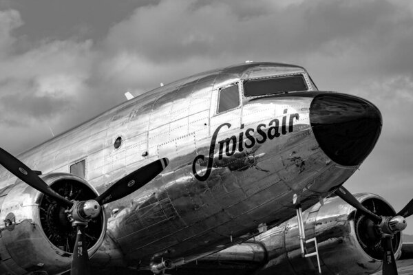 Пайерн, Швейцария - 3 сентября 2014 года: винтажный авиалайнер Douglas DC-3C N431HM
.