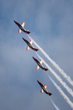 Payerne, İsviçre - 29 Ağustos 2014: İspanyol Hava Kuvvetleri (Ejercito del Aire) CASA C-101EB Aviojet jet eğitim uçağı Patrulla Aguila formasyon akrobatik ekran takımı.