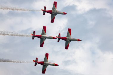 Payerne, İsviçre - 29 Ağustos 2014: İspanyol Hava Kuvvetleri (Ejercito del Aire) CASA C-101EB Aviojet jet eğitim uçağı Patrulla Aguila formasyon akrobatik ekran takımı.