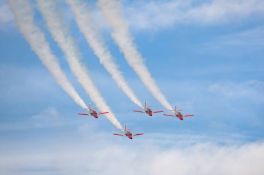 Payerne, İsviçre - 29 Ağustos 2014: İspanyol Hava Kuvvetleri (Ejercito del Aire) CASA C-101EB Aviojet jet eğitim uçağı Patrulla Aguila formasyon akrobatik ekran takımı.