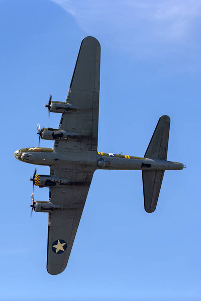 Пайерн, Швейцария - 4 сентября 2014 года: бомбардировщики Boeing B-17 Flying Fortress времён Второй мировой войны Sally B (G-BEDF
). 