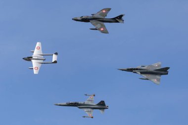 Payerne, İsviçre - 30 Ağustos 2014: Eski İsviçre Hava Kuvvetleri jet uçağı De Havilland Vampire, Hawker Hunter, Northrop F-5 ve Dassault Mirage 'dan oluşmaktadır..