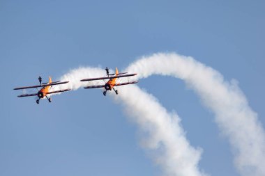 Payerne, İsviçre - 6 Eylül 2014: Breitling Wing yürüyüşçüleri klasik Boeing Stearman çift kanatlı uçaklarıyla fırtına gibi uçuyorlar.