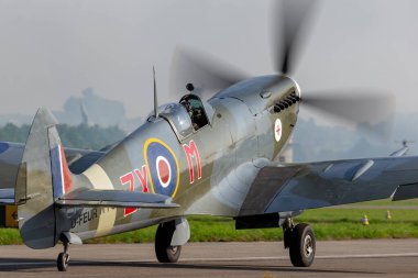 Payerne, İsviçre - 6 Eylül 2014: Supermarine Spitfire Mk.8. Dünya Savaşı savaş uçağı D-FEUR.