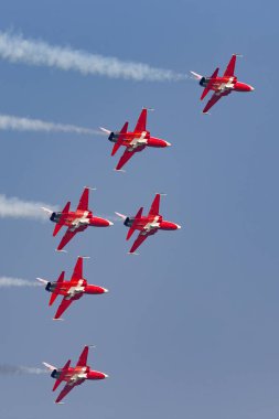Payerne, İsviçre - 6 Eylül 2014: Patrouille Suisse hava kuvvetleri Northrop F-5E savaş uçağı uçuş ekibi.