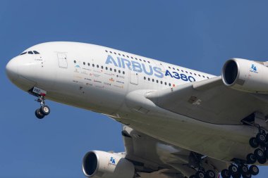 Payerne, İsviçre - 6 Eylül 2014: Airbus A380-841 büyük dört motorlu ticari uçak F-WWDD.