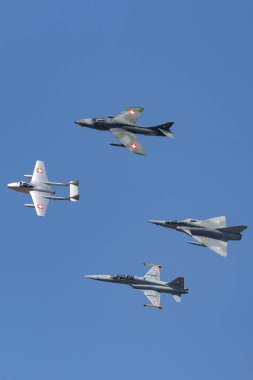 Payerne, İsviçre - 6 Eylül 2014: Eski İsviçre Hava Kuvvetleri jet uçağı De Havilland Vampire, Hawker Hunter, Northrop F-5 ve Dassault Mirage 'dan oluşmaktadır.. 