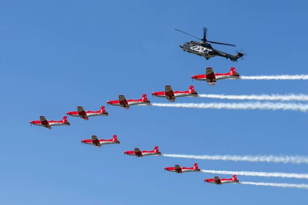 Payerne スイス 2014年9月6日 スイス空軍のPc 7ディスプレイチームがスイス空軍の航空機As 332 Puma軍用ヘリコプターで形成されたピラトゥスPc 7航空機を飛行 — ストック写真