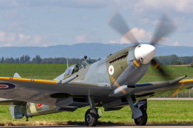 Payerne, İsviçre - 7 Eylül 2014: Supermarine Spitfire Mk.8. Dünya Savaşı savaş uçağı D-FEUR.