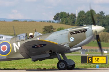 Payerne, İsviçre - 7 Eylül 2014: Supermarine Spitfire Mk16e 2. Dünya Savaşı avcı uçağı G-MXVI.