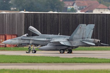 Payerne, İsviçre - 1 Eylül 2014: Kanada Kraliyet Hava Kuvvetleri (RCAF) McDonnell Douglas CF-188A (F / A-18 Hornet) avcı uçağı.