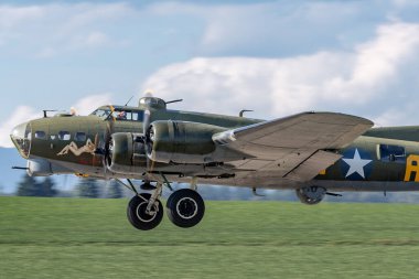 Payerne, İsviçre - 8 Eylül 2014: Boeing B-17 Flying Fortress bombardıman uçağı Sally B (G-BEDF). 