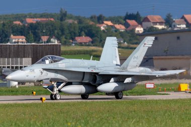 Payerne, İsviçre - 1 Eylül 2014: Kanada Kraliyet Hava Kuvvetleri (RCAF) McDonnell Douglas CF-188A (F / A-18 Hornet) avcı uçağı.