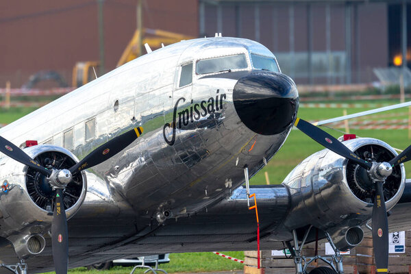 Пайерн, Швейцария - 1 сентября 2014 года: винтажный авиалайнер Douglas DC-3C N431HM
.