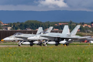Payerne, İsviçre - 1 Eylül 2014: Kanada Kraliyet Hava Kuvvetleri (RCAF) McDonnell Douglas CF-188A (F / A-18 Hornet) avcı uçağı.