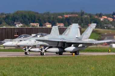 Payerne, İsviçre - 1 Eylül 2014: Kanada Kraliyet Hava Kuvvetleri (RCAF) McDonnell Douglas CF-188A (F / A-18 Hornet) avcı uçağı.