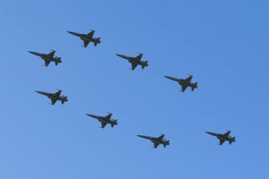 Payerne, İsviçre - 8 Eylül 2014: 8 İsviçre Hava Kuvvetleri Northrop F-5 jetleri özel bir formasyonda uçuyor ve İsviçre Hava Kuvvetleri 'nin 100. kuruluş yıldönümü için daha büyük bir formasyon oluşturuyorlar.. 