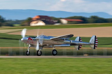 Payerne, İsviçre - 8 Eylül 2014: Lockheed P-38 Lightning II savaş uçağı The Flying Bulls Collection tarafından işletiliyor.