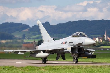 Payerne, İsviçre - 1 Eylül 2014: Avusturya Hava Kuvvetleri (sterreichische Luftstreitkrfte) Eurofighter EF-2000 Typhoon multirole savaş uçağı taksileri kalkışa hazırlanıyor. 