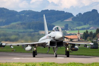 Payerne, İsviçre - 1 Eylül 2014: Avusturya Hava Kuvvetleri (sterreichische Luftstreitkrfte) Eurofighter EF-2000 Typhoon multirole savaş uçağı taksileri kalkışa hazırlanıyor. 