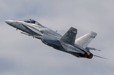 Payerne, İsviçre - 1 Eylül 2014: İsviçre Hava Kuvvetleri McDonnell Douglas F / A-18C Hornet çok delikli savaş uçağı.