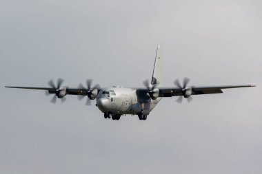 Payerne, İsviçre - 4 Eylül 2014: İtalyan Hava Kuvvetleri (Aeronatica Militare Italiana) Lockheed C-130J Herkül askeri nakliye uçağı.