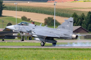 Payerne, İsviçre - 4 Eylül 2014: Macar Hava Kuvvetleri Saab JAS-39C Gripen çok delikli savaş uçağı.