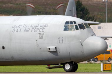 Payerne, İsviçre - 4 Eylül 2014: Birleşik Arap Emirlikleri Hava Kuvvetleri Lockheed C-130 Herkül askeri nakliye uçağı. 