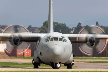 Payerne, İsviçre - 4 Eylül 2014: Birleşik Arap Emirlikleri Hava Kuvvetleri Lockheed C-130 Herkül askeri nakliye uçağı. 