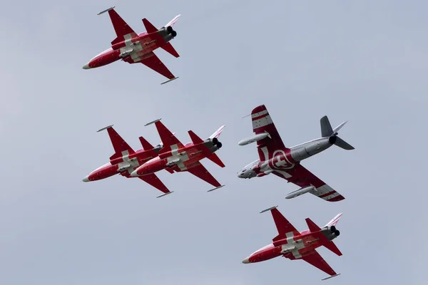 2014年9月1日 瑞士佩恩 瑞士空军的帕德鲁耶 瑞士编队展示小组 与该小组以前使用的一架霍克猎人型飞机编队飞行 — 图库照片