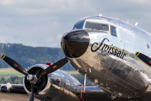 Пайерн, Швейцария - 2 сентября 2014 года: винтажный авиалайнер Douglas DC-3C N431HM
.